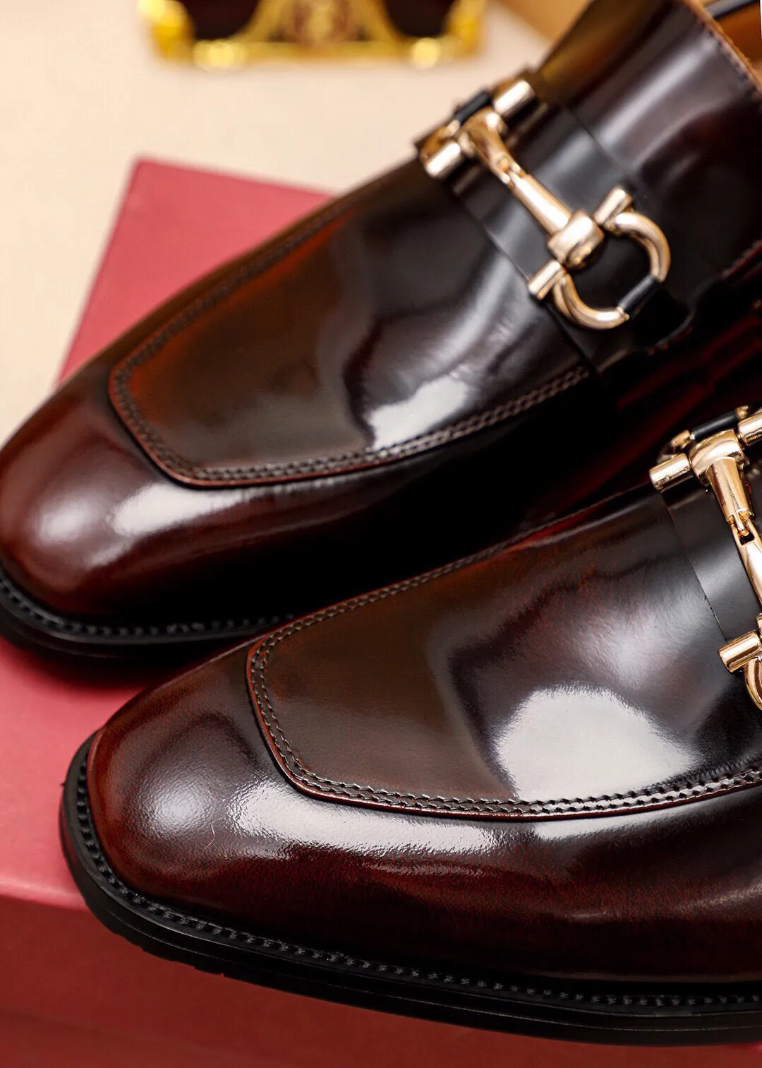 Men's shoes 💰480 💐 Product trademark: Ferragamo "Ferragamo" casual leather shoes Regular size: 38-44 (45.46.47🉑️Customized) Product materials: Selected imported first-layer open-edge beaded cowhide leather upper + luxury hardware buckle, imported water-dyed cowhide leather lining. Strong three-dimensional visual effect, original rubber outsole Color: 2⃣️colors available
